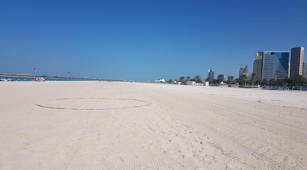 Abu Dhabi spiaggia Corniche misure di sicurezza durante il COVID-19